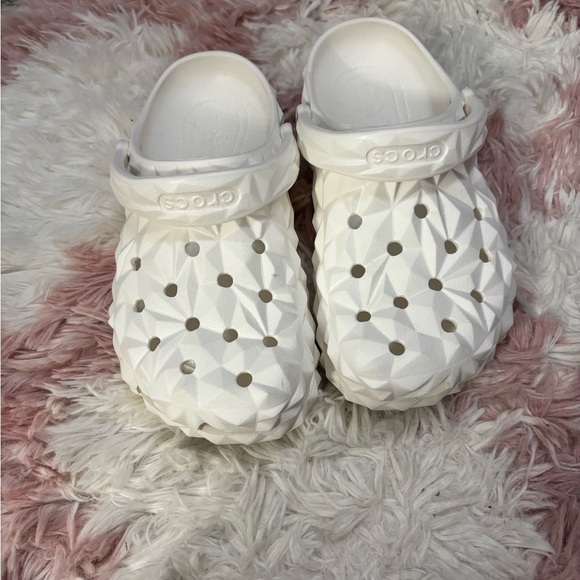 White Crocs 5M/7W Fun Geometric Style - Picture 4 of 7